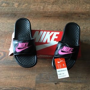 New Nike women’s 5 Benassi slides